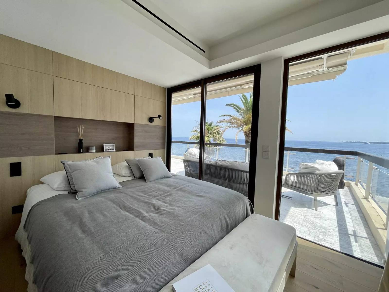 Chambre de maître ouverte sur terrasse