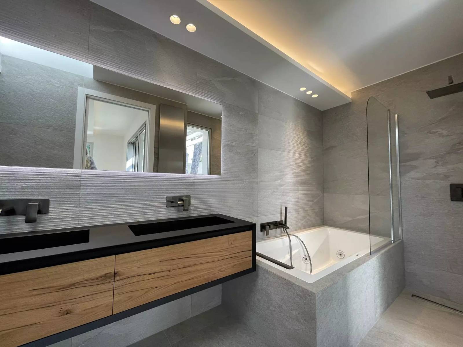 Villa salle de douche contemporaine