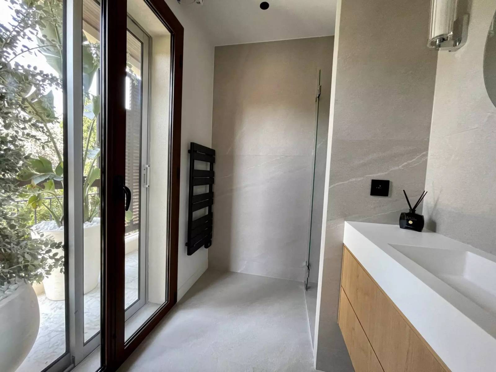 Salle d'eau ouverte sur l'extérieur