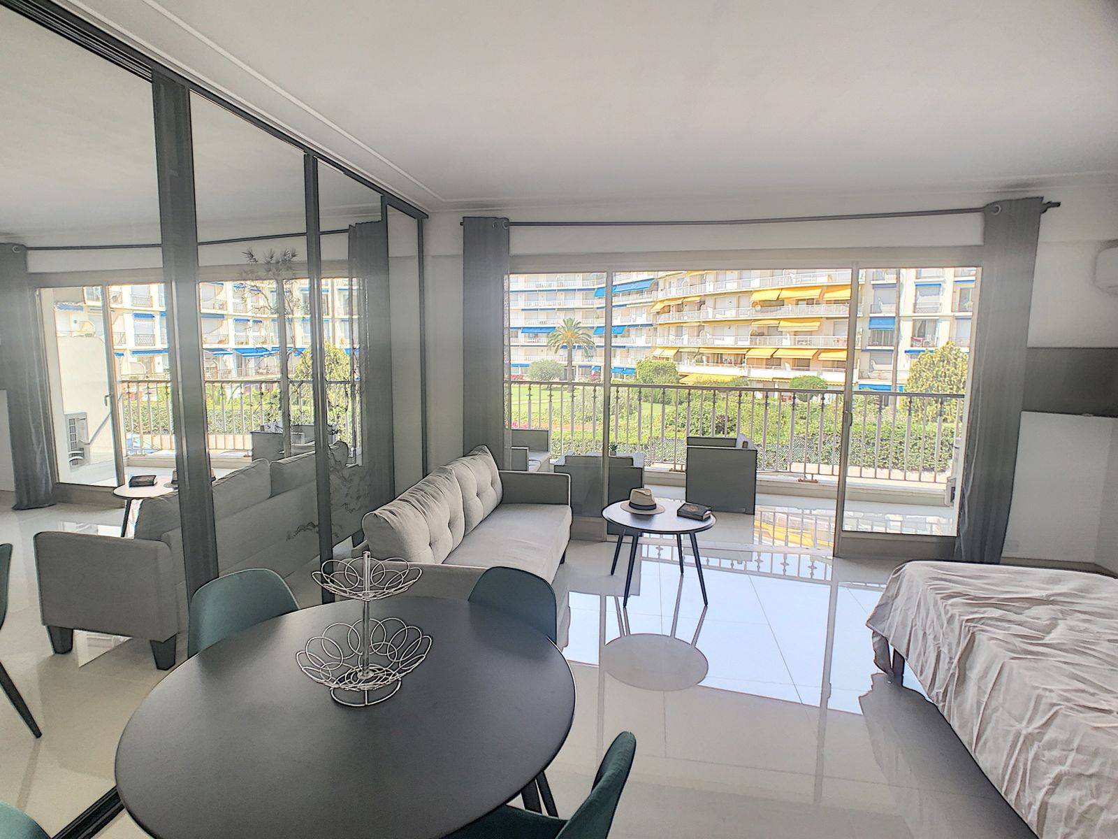 STUDIO CANNES PALM BEACH TERRASSE VUE MER