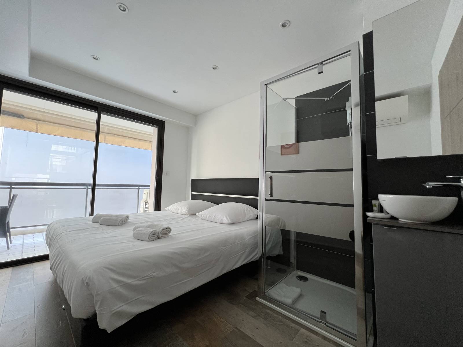 Chambre en suite ouverte sur terrasse Croisette Cannes