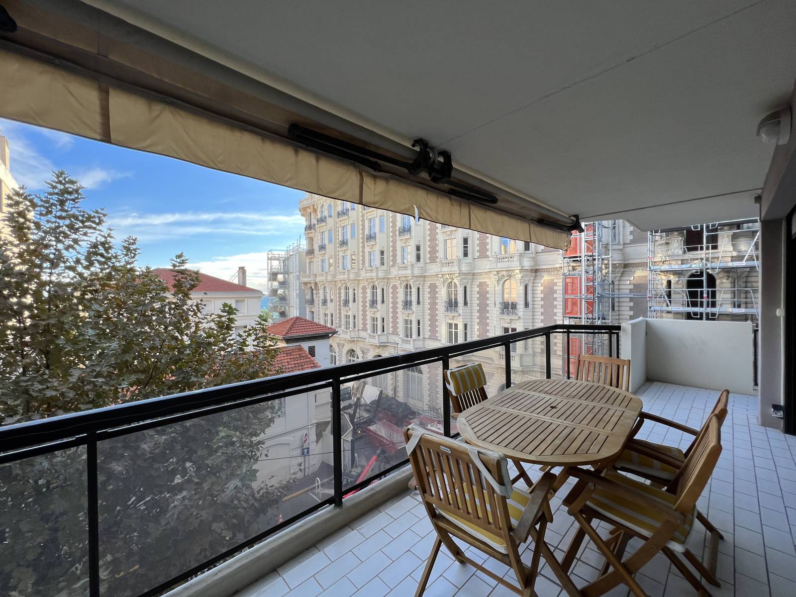 Profonde terrasse vue Carlton et mer Cannes