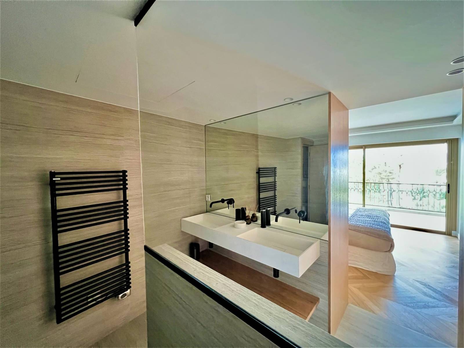 Salle de bains ouverte sur chambre