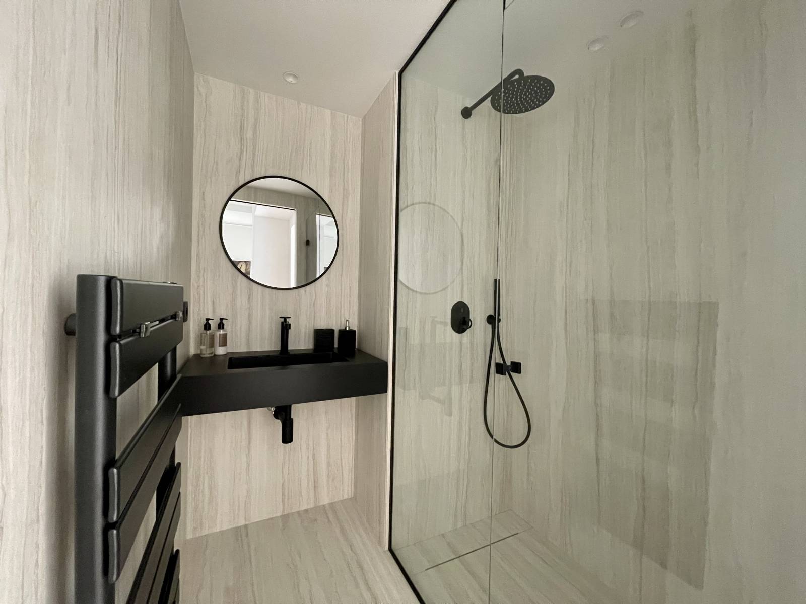 Salle de douches moderne