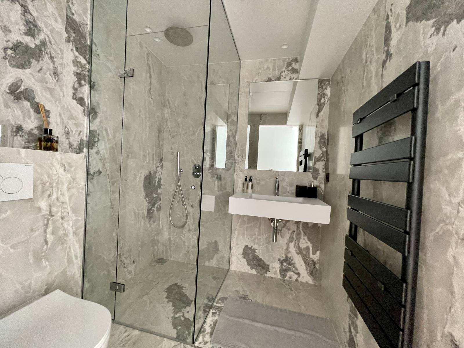 Salle de douches avec WC