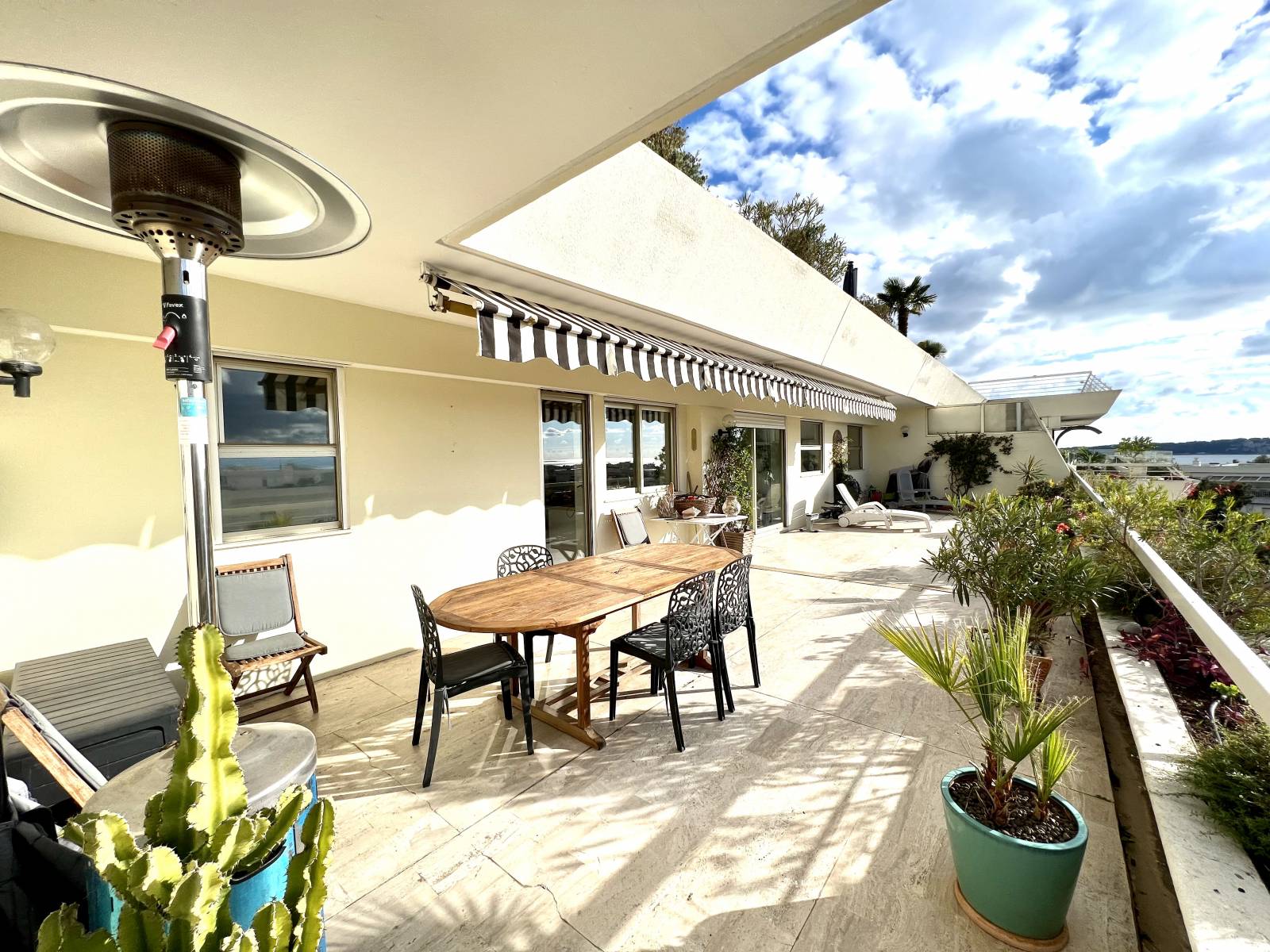 Profonde terrasse dernier étage Cannes