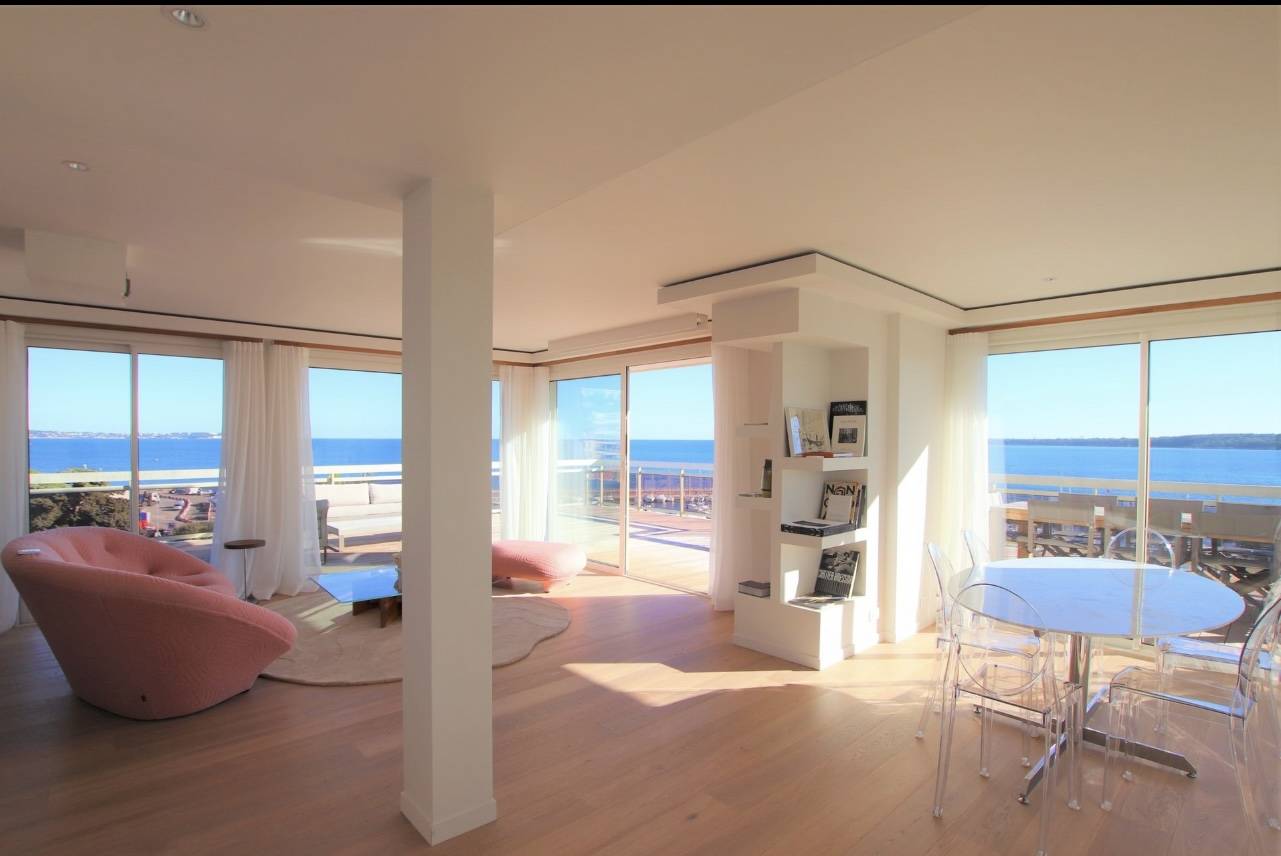 Appartement séjour ouvert sur terrasse vue mer Cannes à vendre