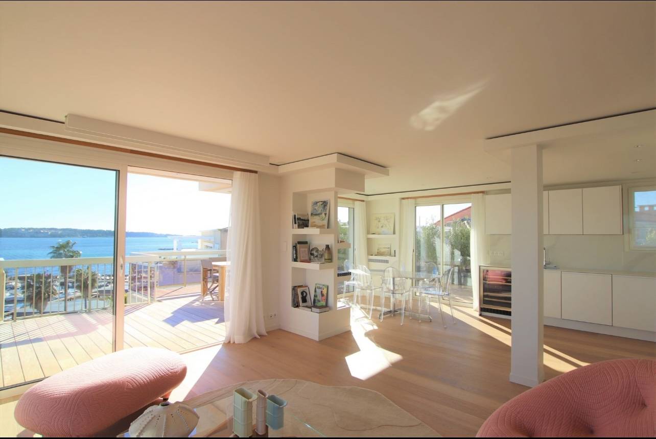 Séjour cuisine US ouvert sur terrasse à Cannes