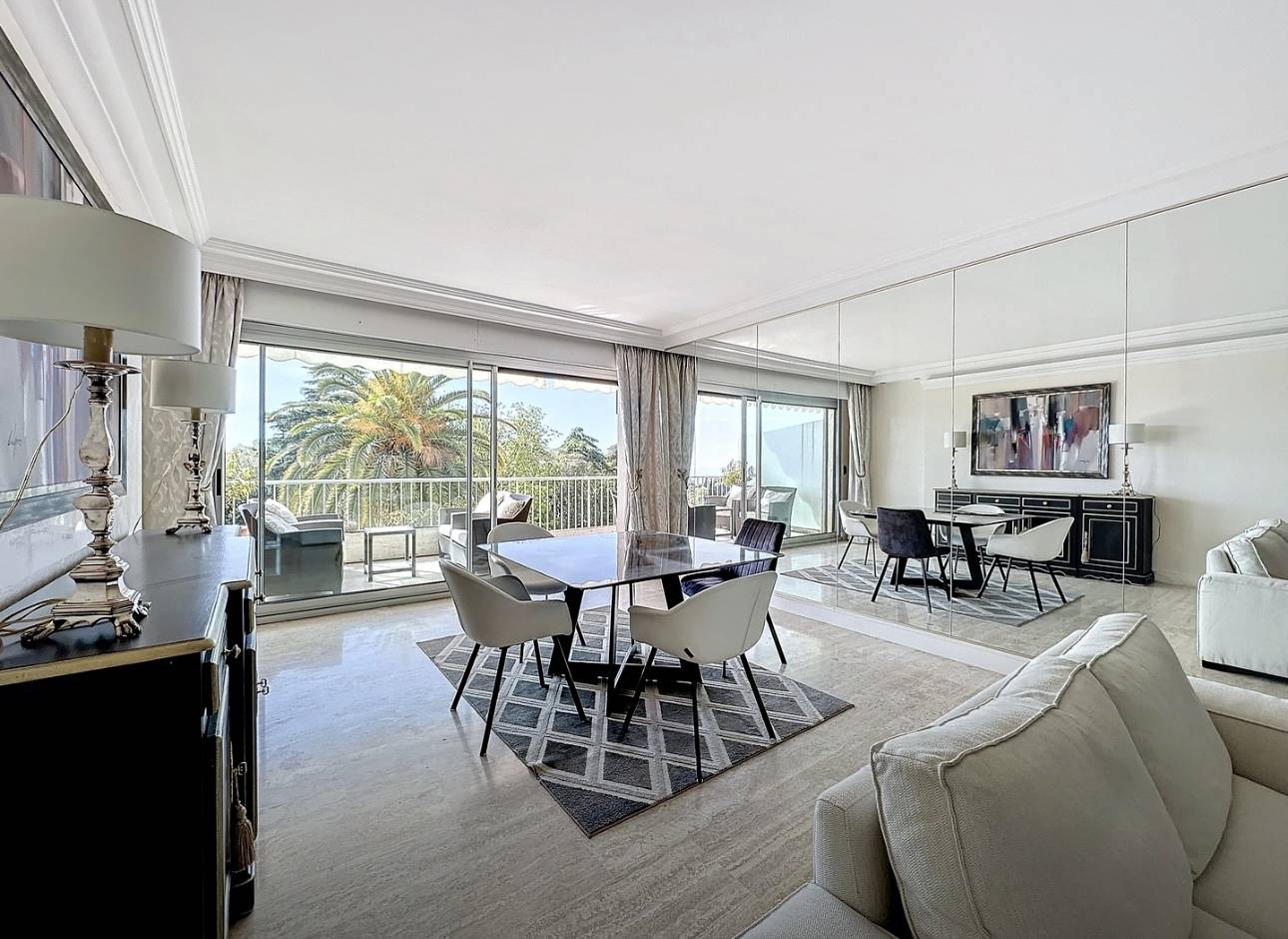 salon énorme ouvert sur sa terrasse de 29m²