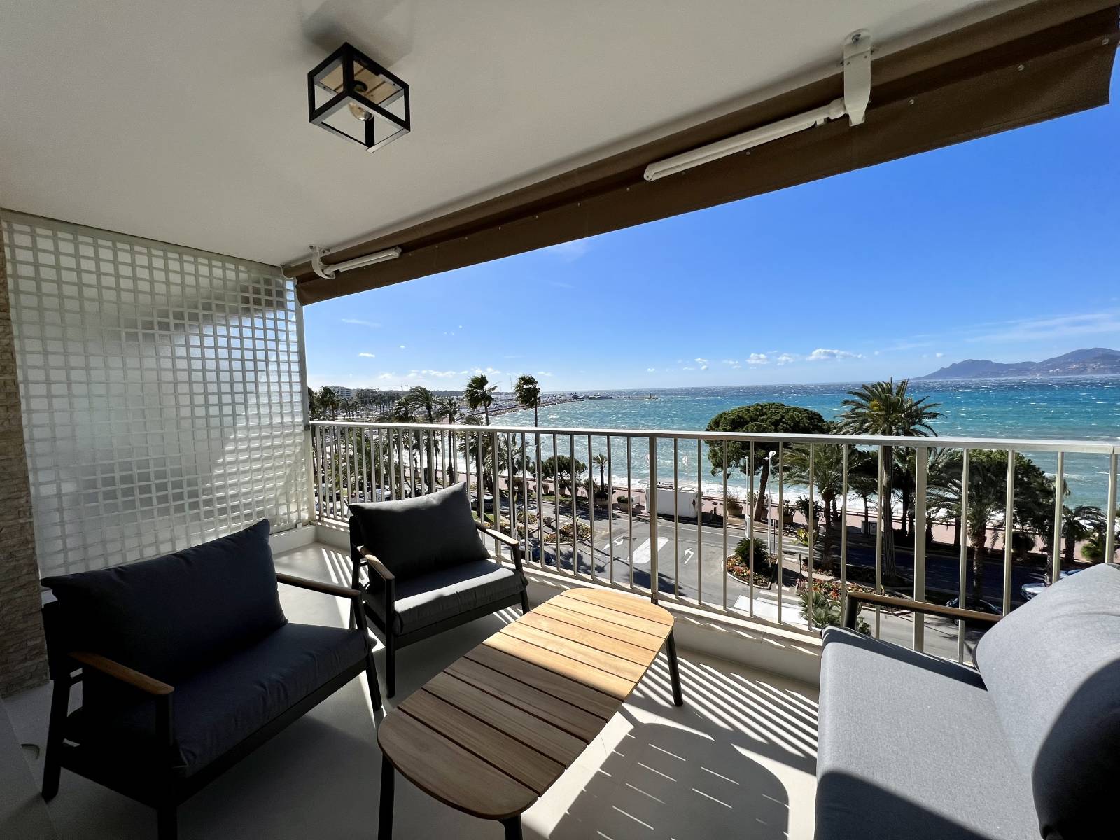 LOCATION SAISONNIERE APPARTEMENT 3P VUE MER PANORAMIQUE TRAVERSANT CANNES CROISETTE