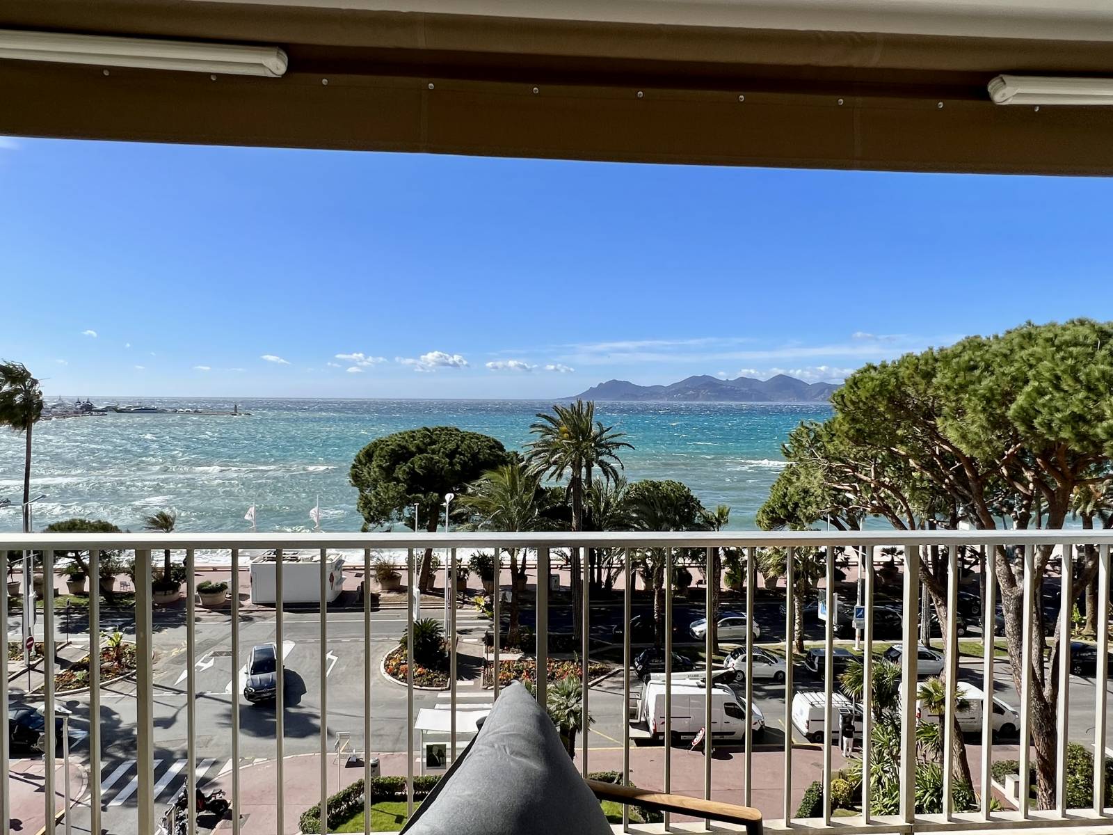 VENTE CANNES - CROISETTE 3 P TRAVERSANT VUE MER PANORAMIQUE