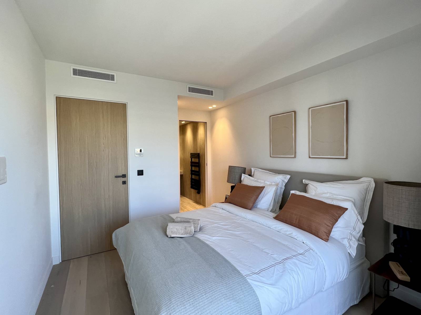 LOCATION SAISONNIERE APPARTEMENT 3P VUE MER PANORAMIQUE TRAVERSANT CANNES CROISETTE