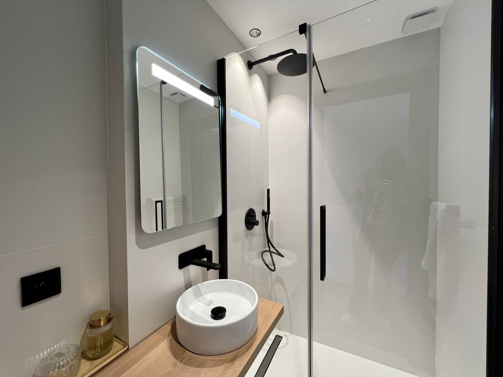 salle de douche rénovée avec douche italienne