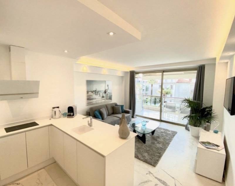 Séjour avec terrasse Sud vue mer à Cannes