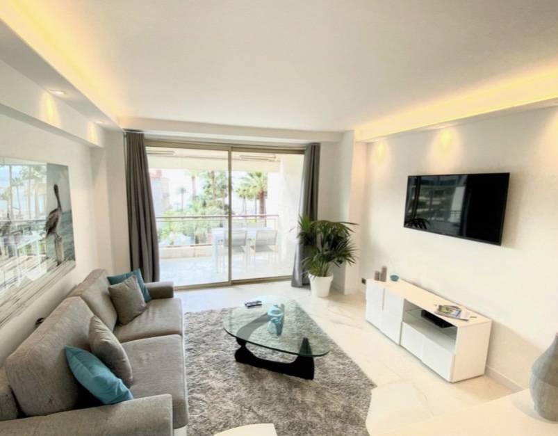 Séjour lumineux ouvert sur terrasse vue Croisette Cannes