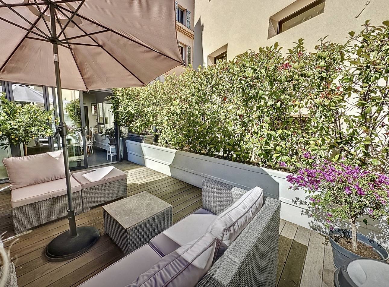 LOCATION SAISONNIERE Appartement 4 pieces 120M2 Grande Terrasse Rue d'Antibes Cannes