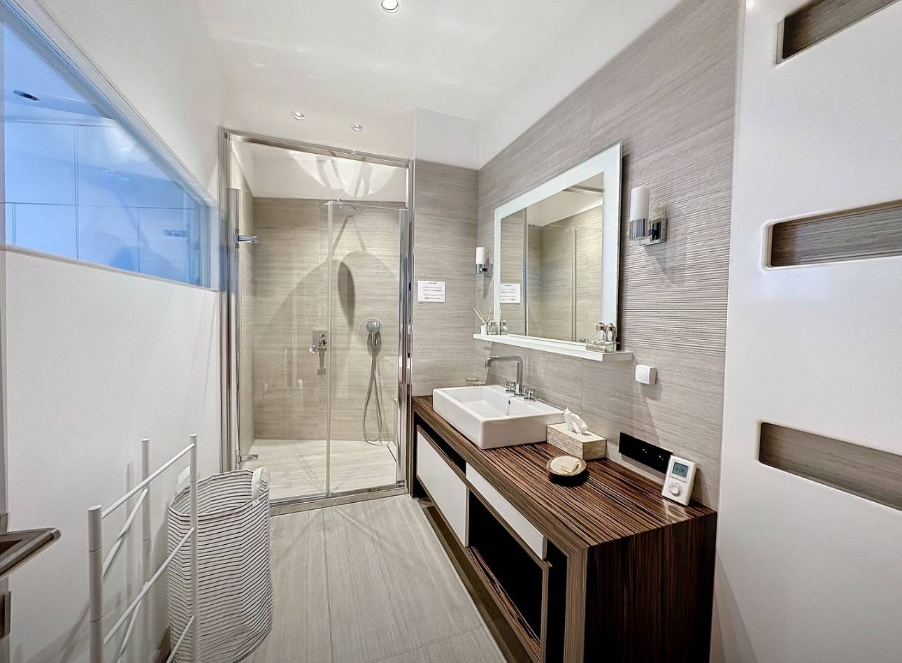 LOCATION SAISONNIERE Appartement 4 pieces 120M2 Grande Terrasse Rue d'Antibes Cannes