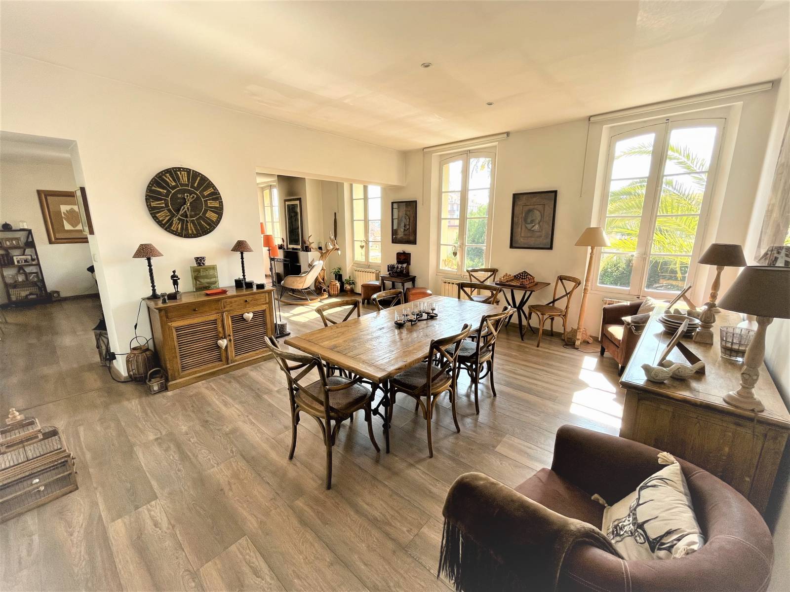 Salle-à-manger lumineuse et vaste