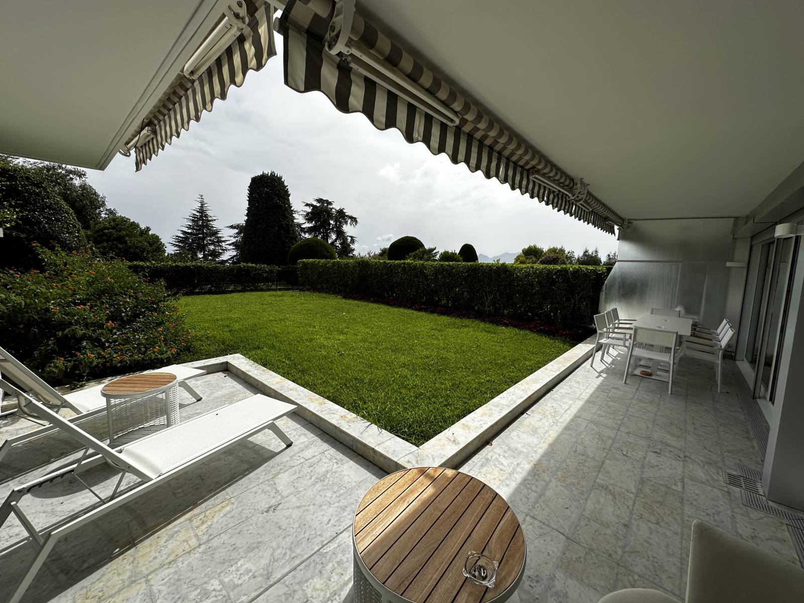 CANNES - CROIX DES GARDES 5P REZ DE JARDIN