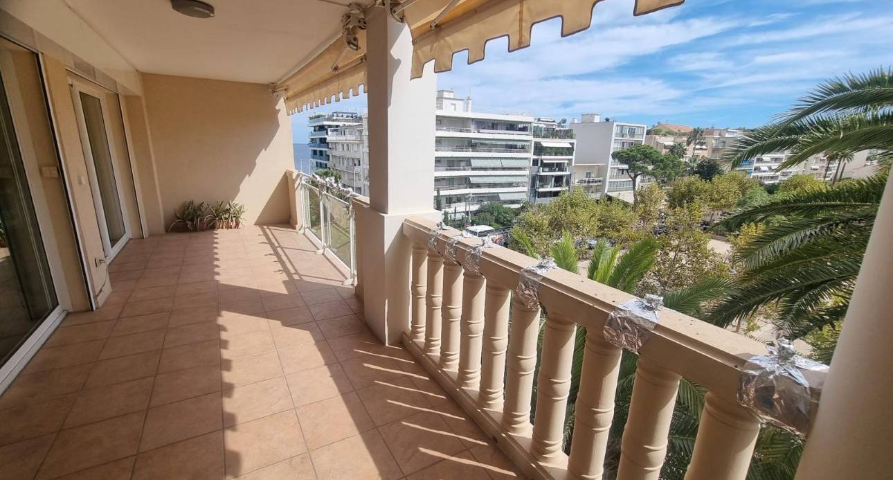 À vendre : appartement 3 pièces avec belle terrasse sud, Cannes Palm Beach