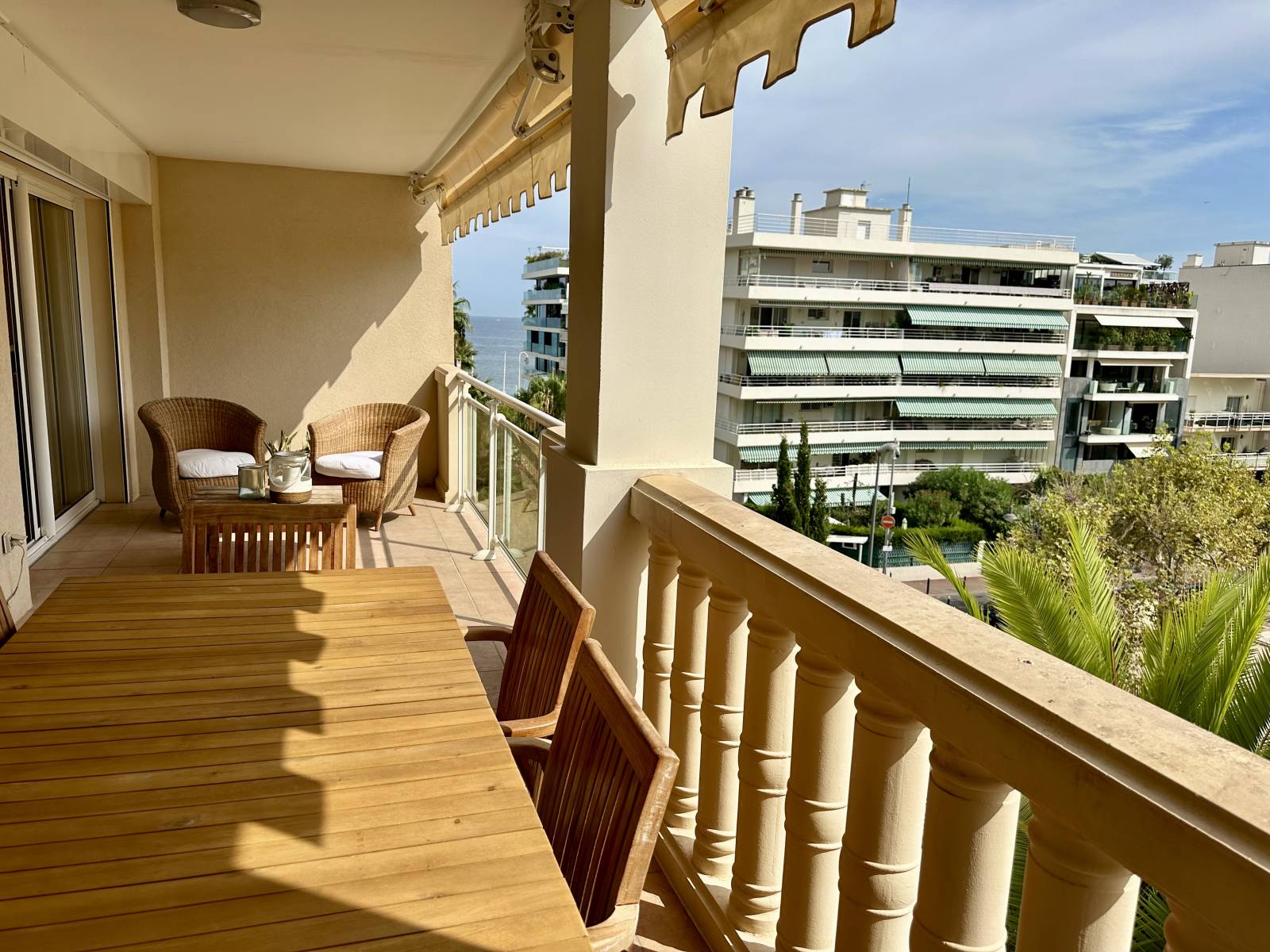 À vendre : appartement 3 pièces avec belle terrasse sud, Cannes Palm Beach