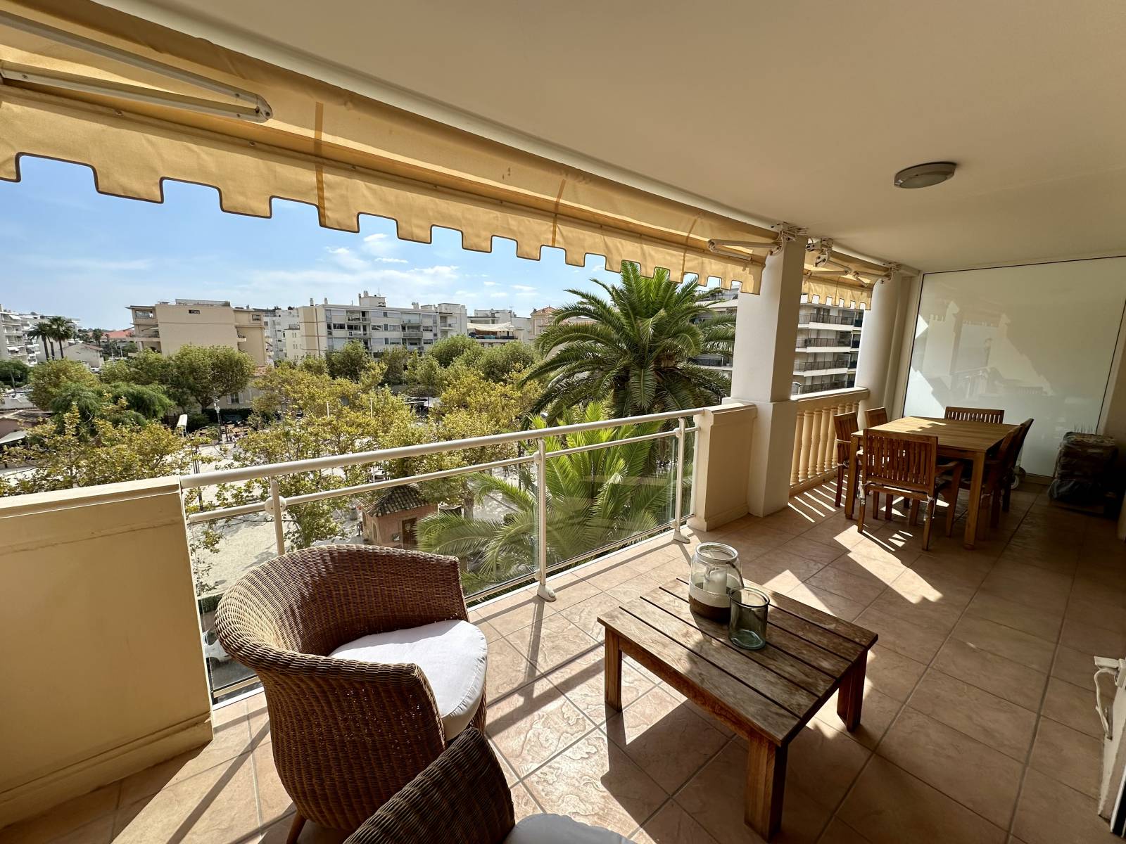 À vendre : appartement 3 pièces avec belle terrasse sud, Cannes Palm Beach
