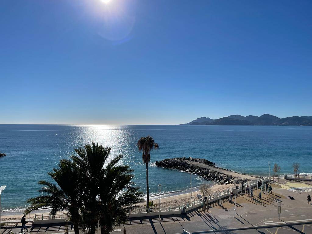 LOCATION SAISONNIERE Penthouse 125M2 Grande Terrasse de 105M2 Vue Mer Vieux Port Cannes