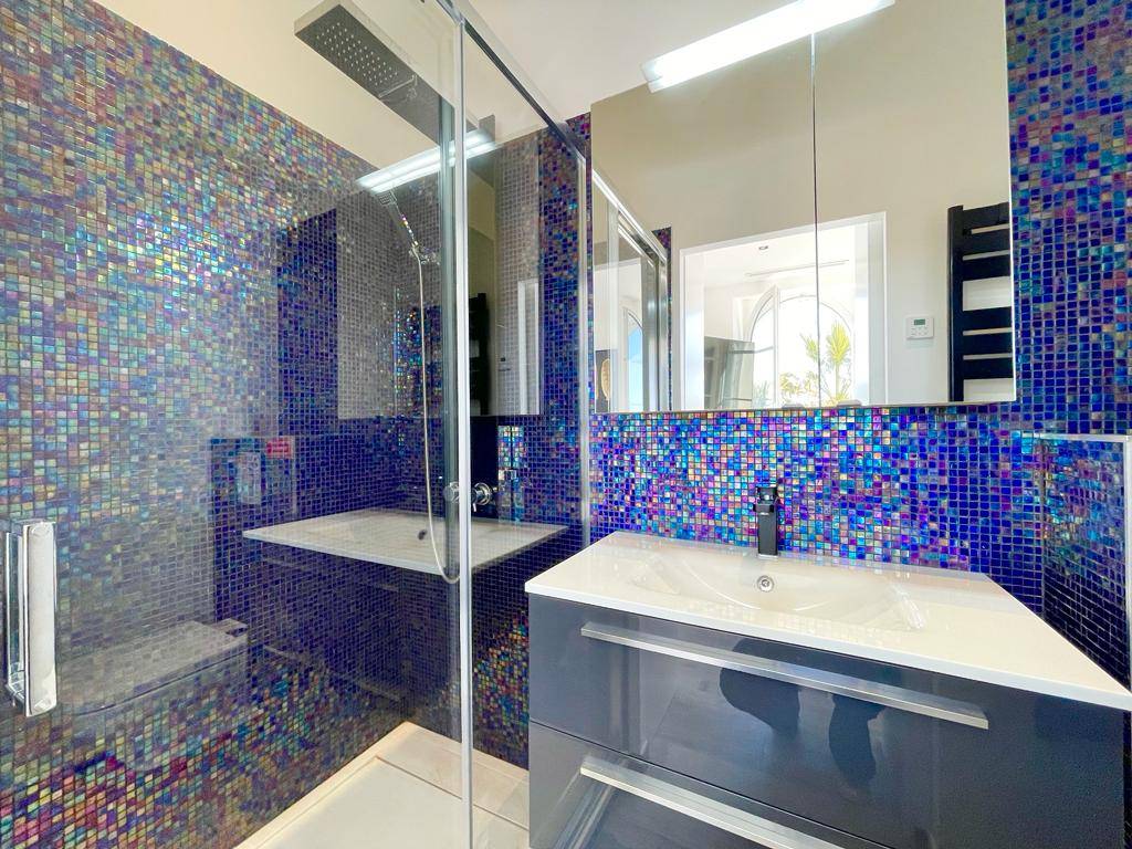 LOCATION SAISONNIERE Penthouse 125M2 Grande Terrasse de 105M2 Vue Mer Vieux Port Cannes