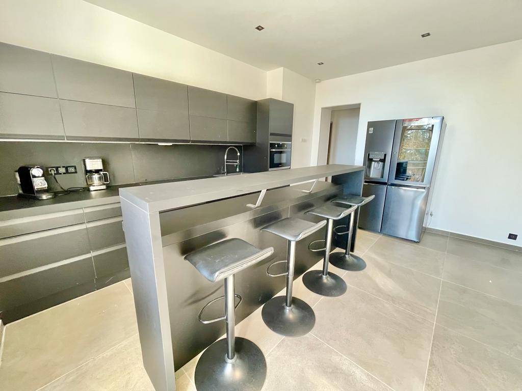 LOCATION SAISONNIERE Penthouse 125M2 Grande Terrasse de 105M2 Vue Mer Vieux Port Cannes