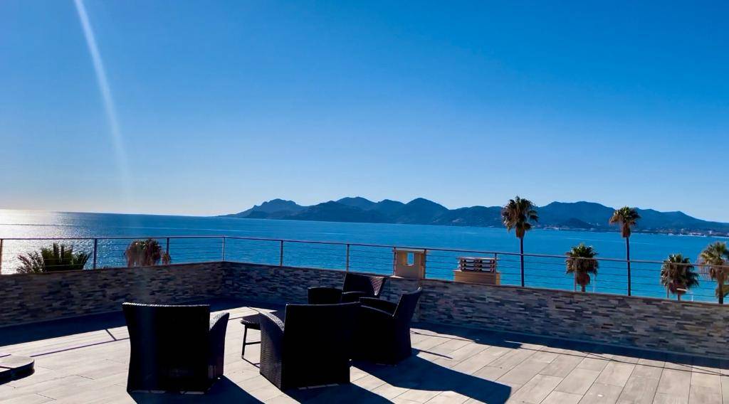 LOCATION SAISONNIERE Penthouse 125M2 Grande Terrasse de 105M2 Vue Mer Vieux Port Cannes