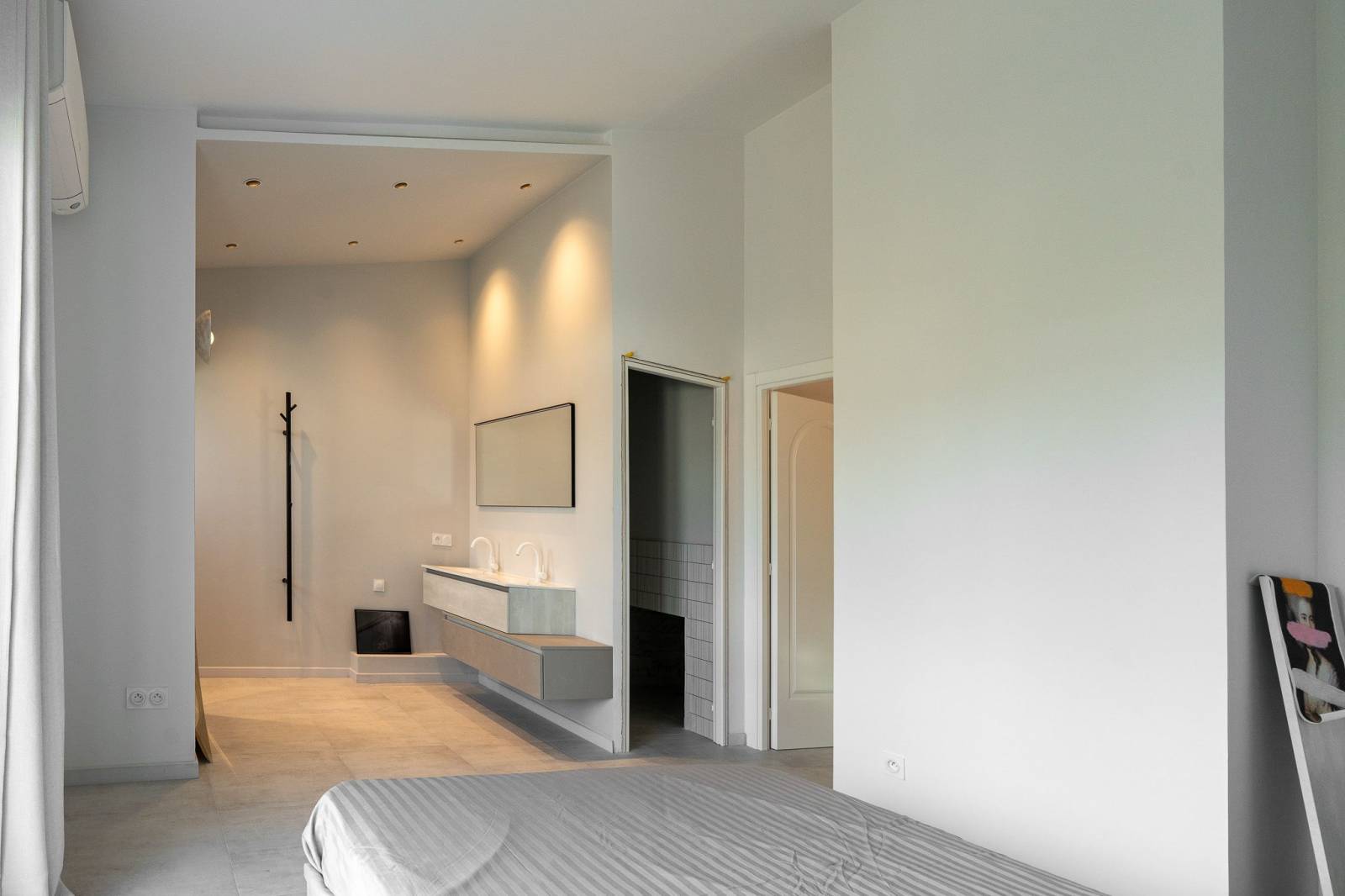 MAISON CONTEMPORAINE A CANNES A PIECES AVEC VUE MER