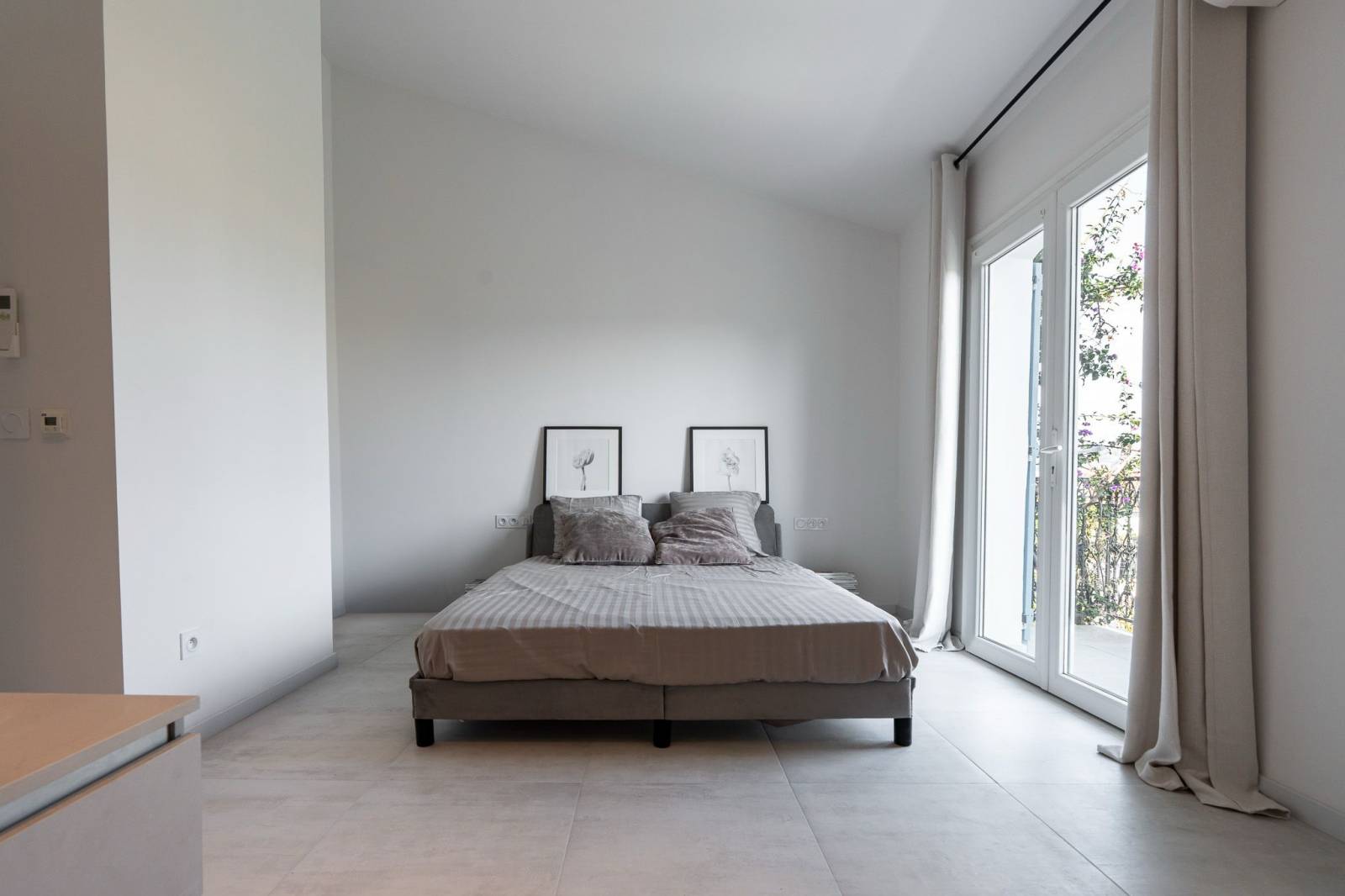 MAISON CONTEMPORAINE A CANNES A PIECES AVEC VUE MER