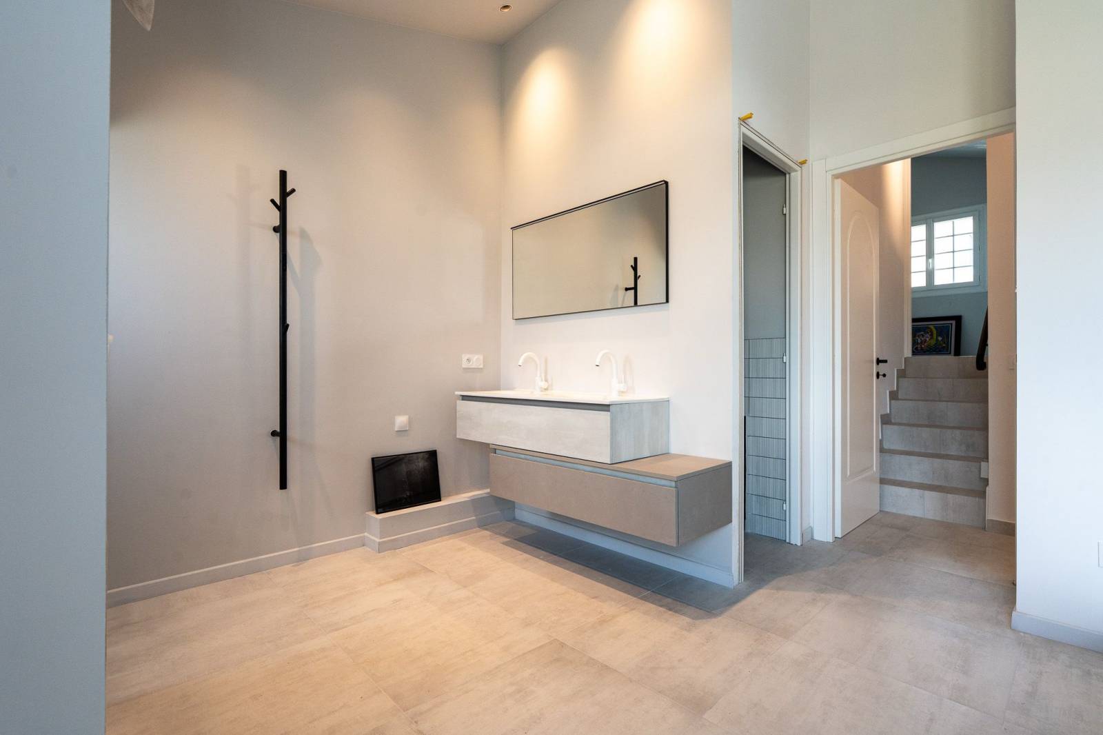 MAISON CONTEMPORAINE A CANNES A PIECES AVEC VUE MER