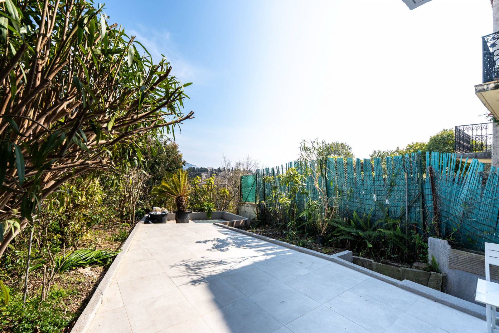 MAISON CONTEMPORAINE A CANNES A PIECES AVEC VUE MER