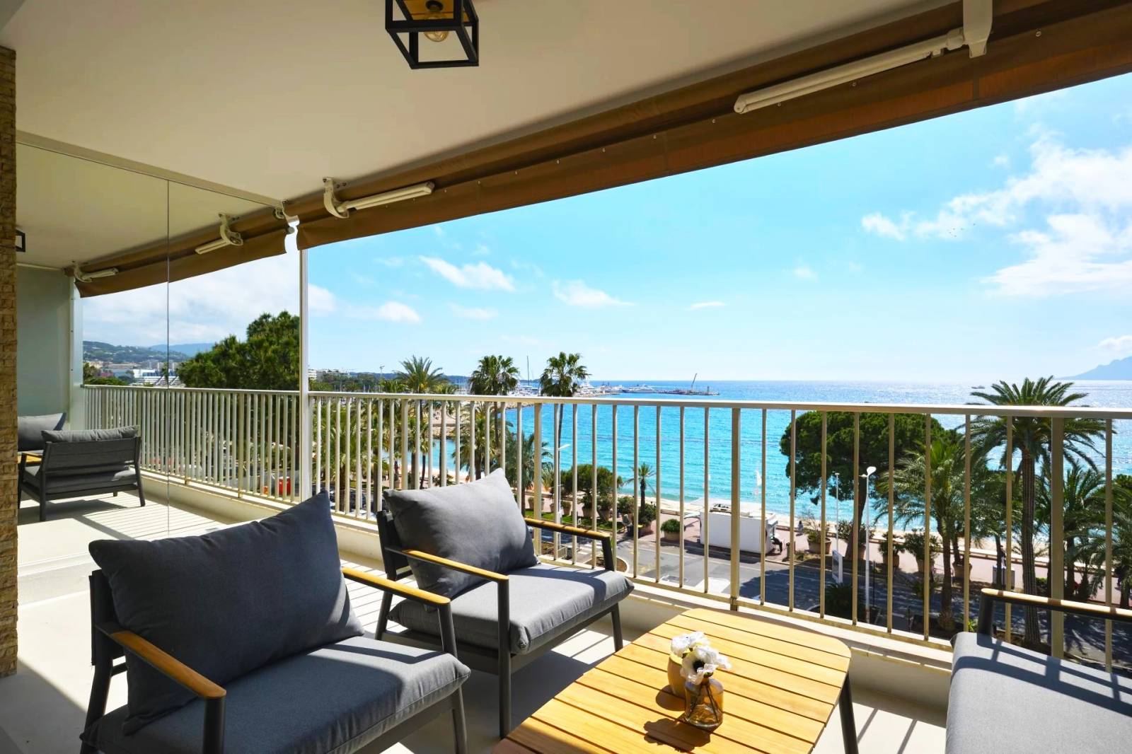 LOCATION SAISONNIERE APPARTEMENT 3P VUE MER PANORAMIQUE TRAVERSANT CANNES CROISETTE