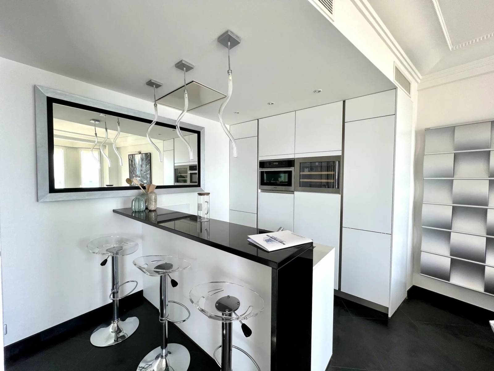 LOCATION SAISONNIERE Magnifique Appartement de 3 Pièces avec Vue Mer Cannes Croisette