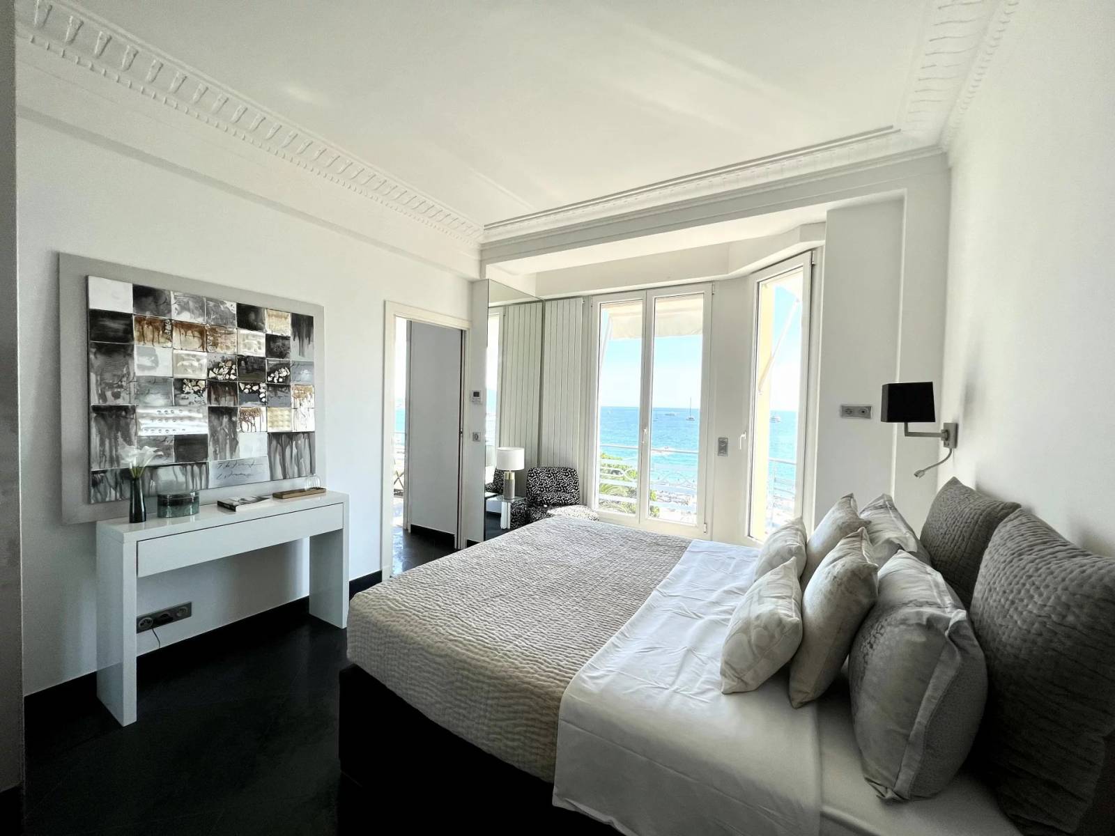 LOCATION SAISONNIERE Magnifique Appartement de 3 Pièces avec Vue Mer Cannes Croisette