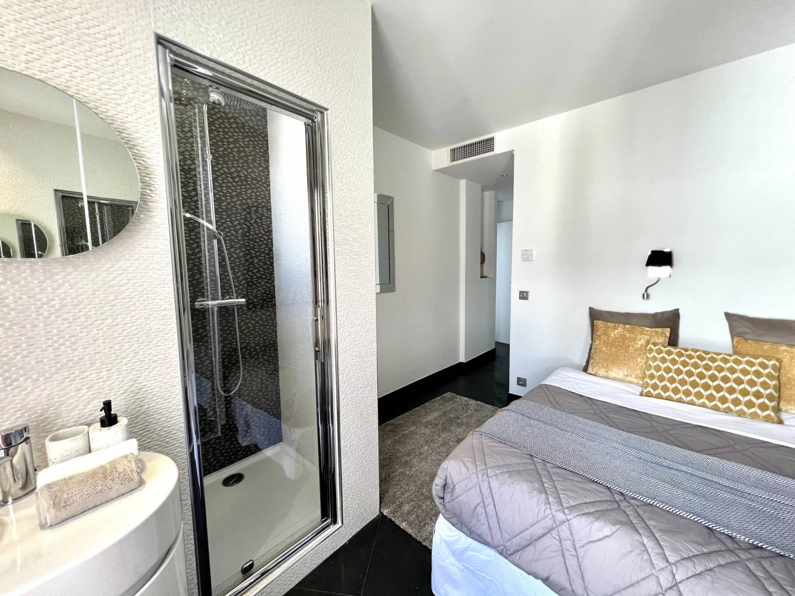 LOCATION SAISONNIERE Magnifique Appartement de 3 Pièces avec Vue Mer Cannes Croisette