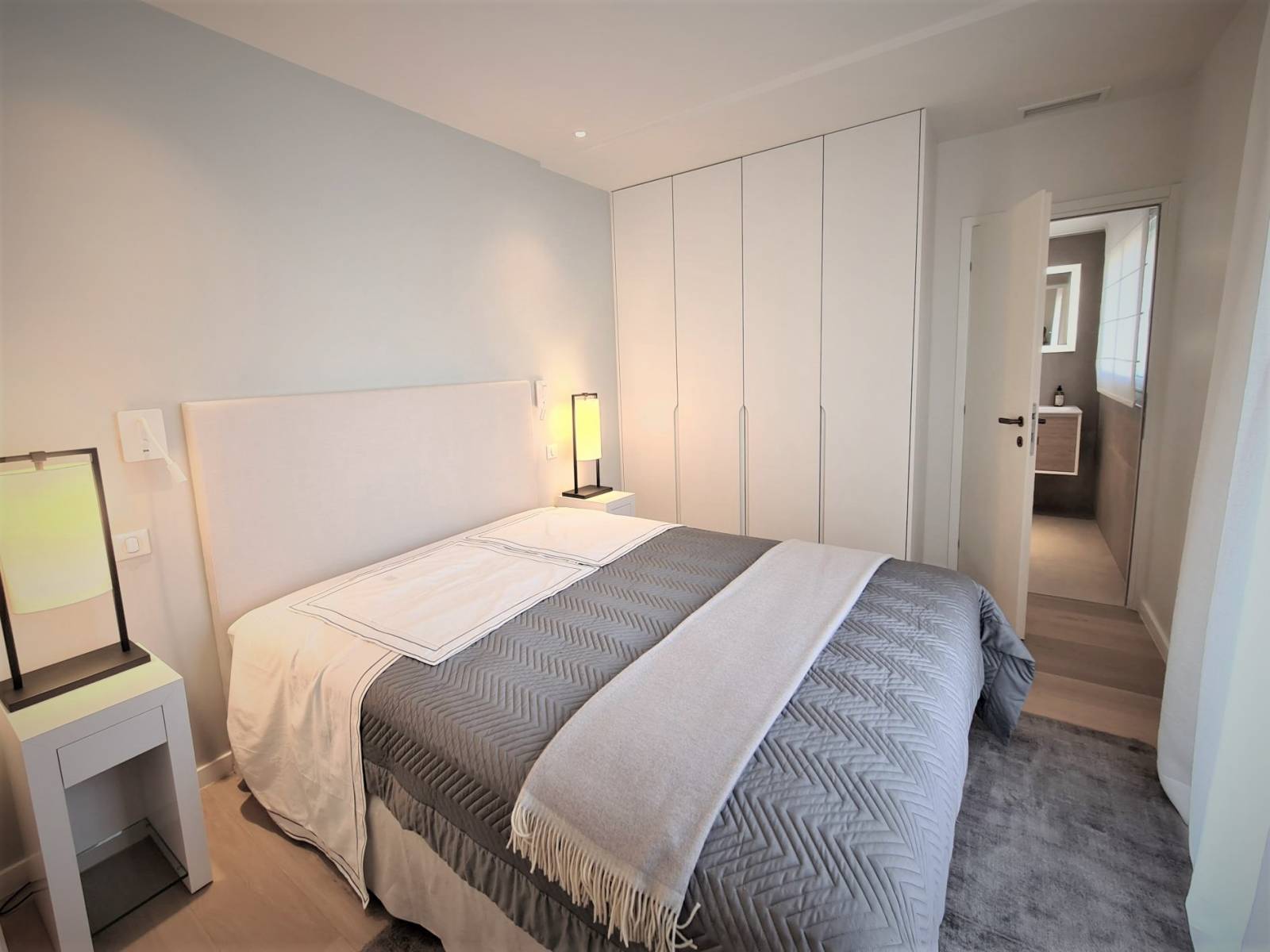 Chambre moderne avec rangements