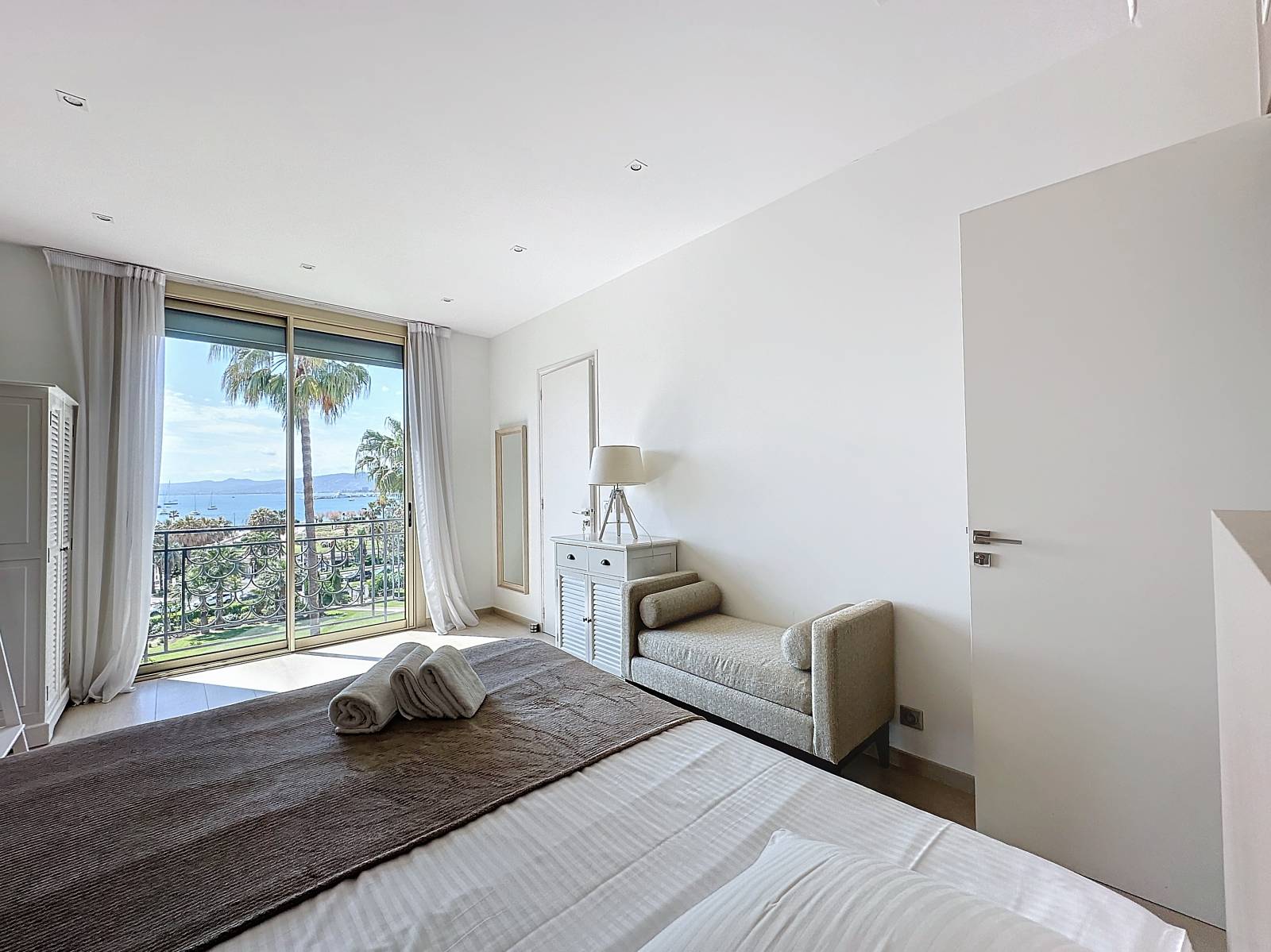 LOCATION SAISONNIERE APPARTEMENT 3 CHAMBRES VUE MER ET PORT CANTO CANNES