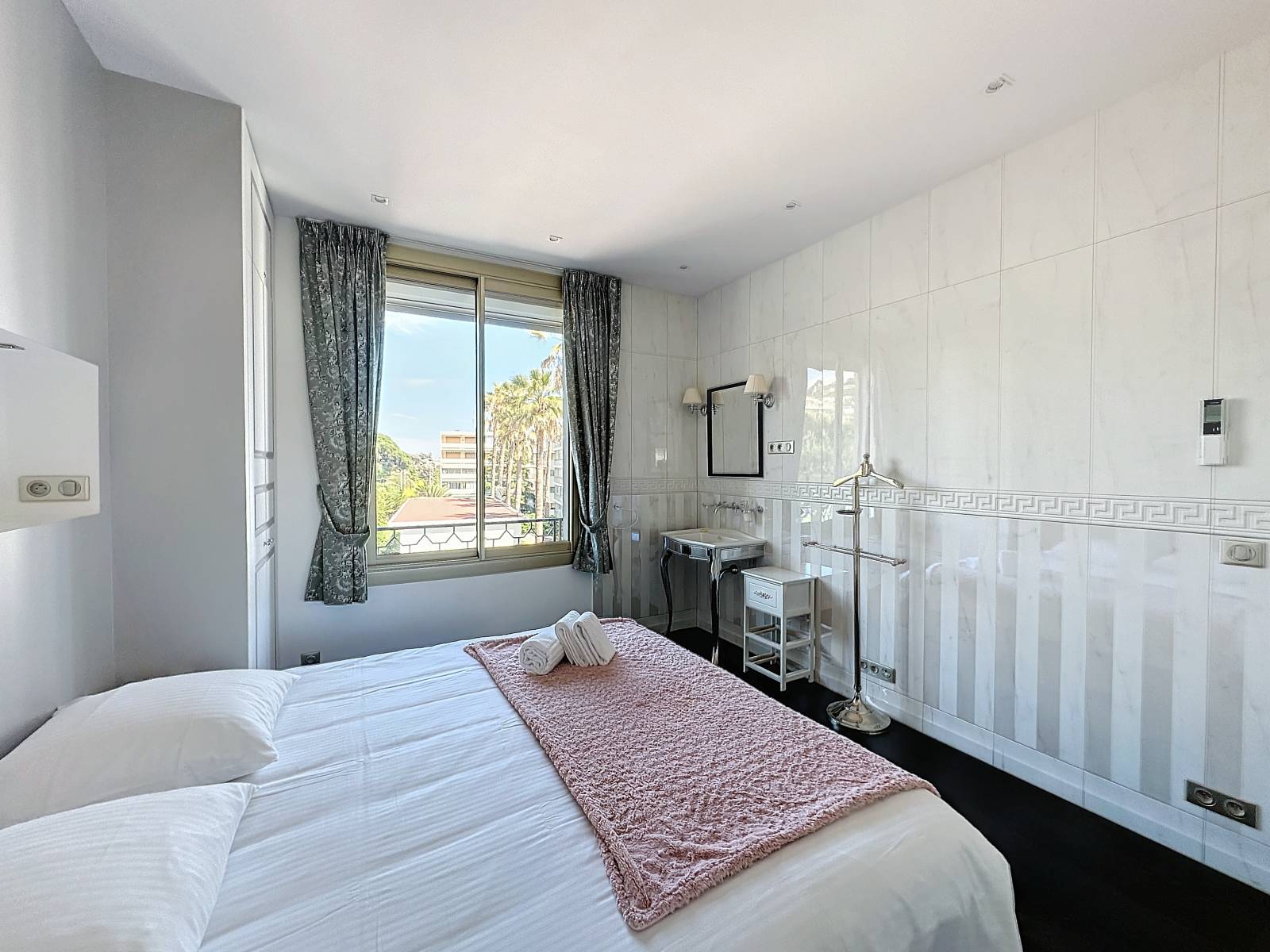 LOCATION SAISONNIERE APPARTEMENT 3 CHAMBRES VUE MER ET PORT CANTO CANNES