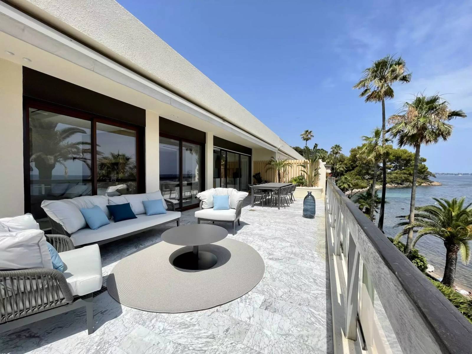 Magnifique terrasse vue mer et palmiers