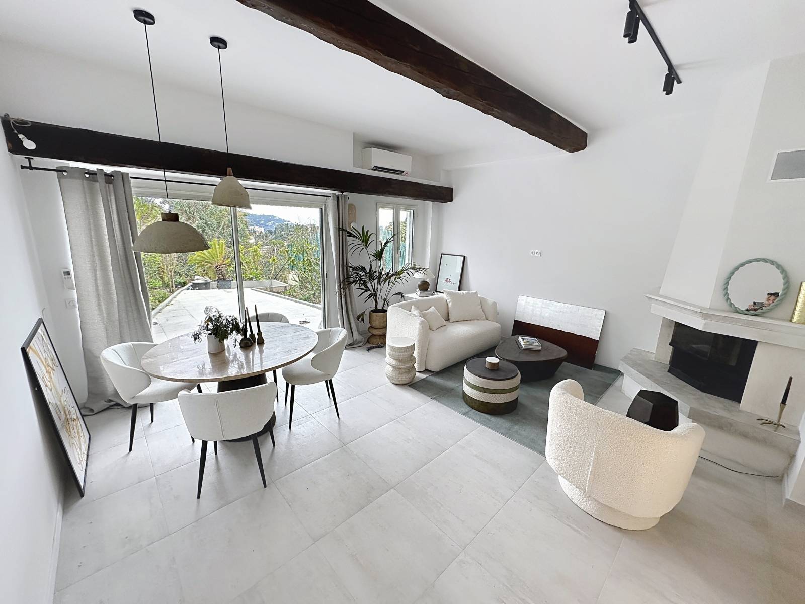 MAISON CONTEMPORAINE A CANNES A PIECES AVEC VUE MER