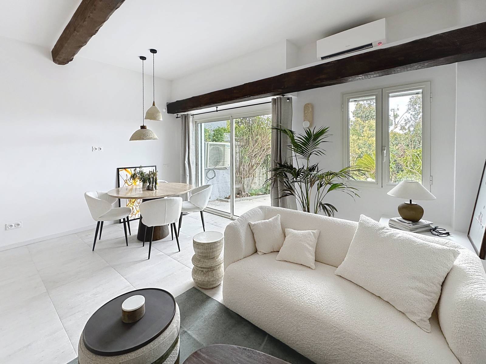 MAISON CONTEMPORAINE A CANNES A PIECES AVEC VUE MER