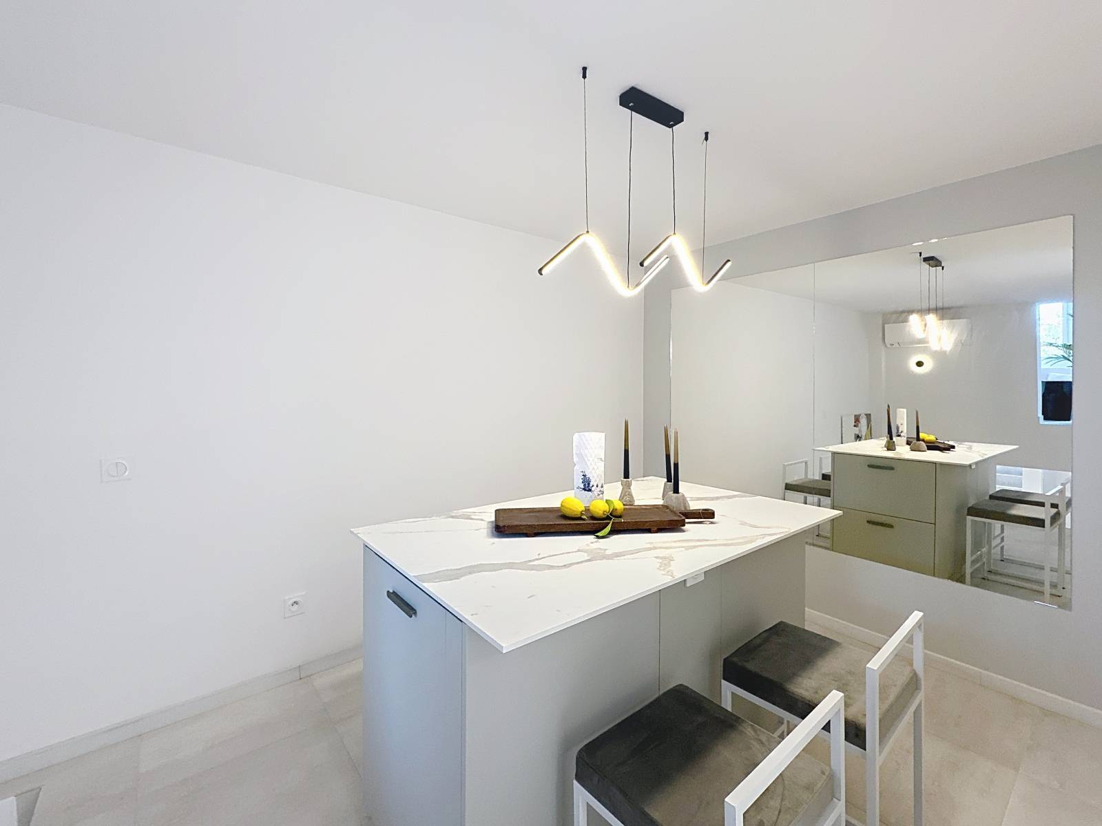 MAISON CONTEMPORAINE A CANNES A PIECES AVEC VUE MER