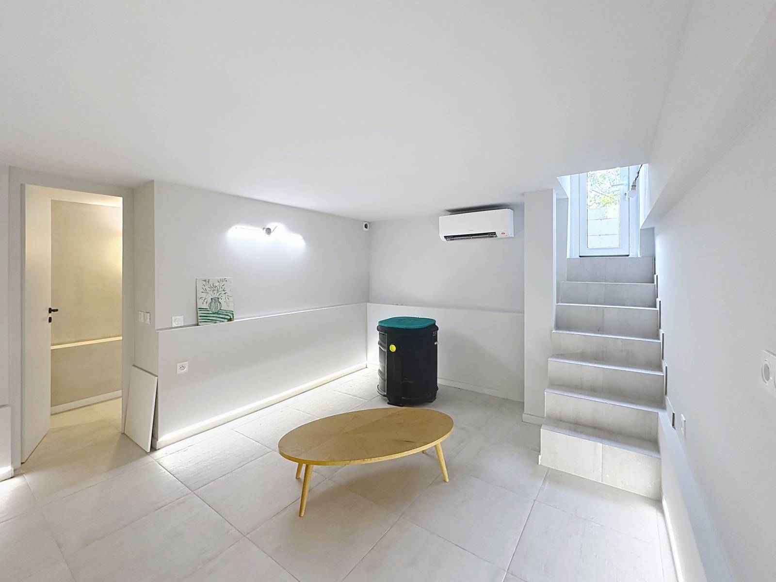 MAISON CONTEMPORAINE A CANNES A PIECES AVEC VUE MER