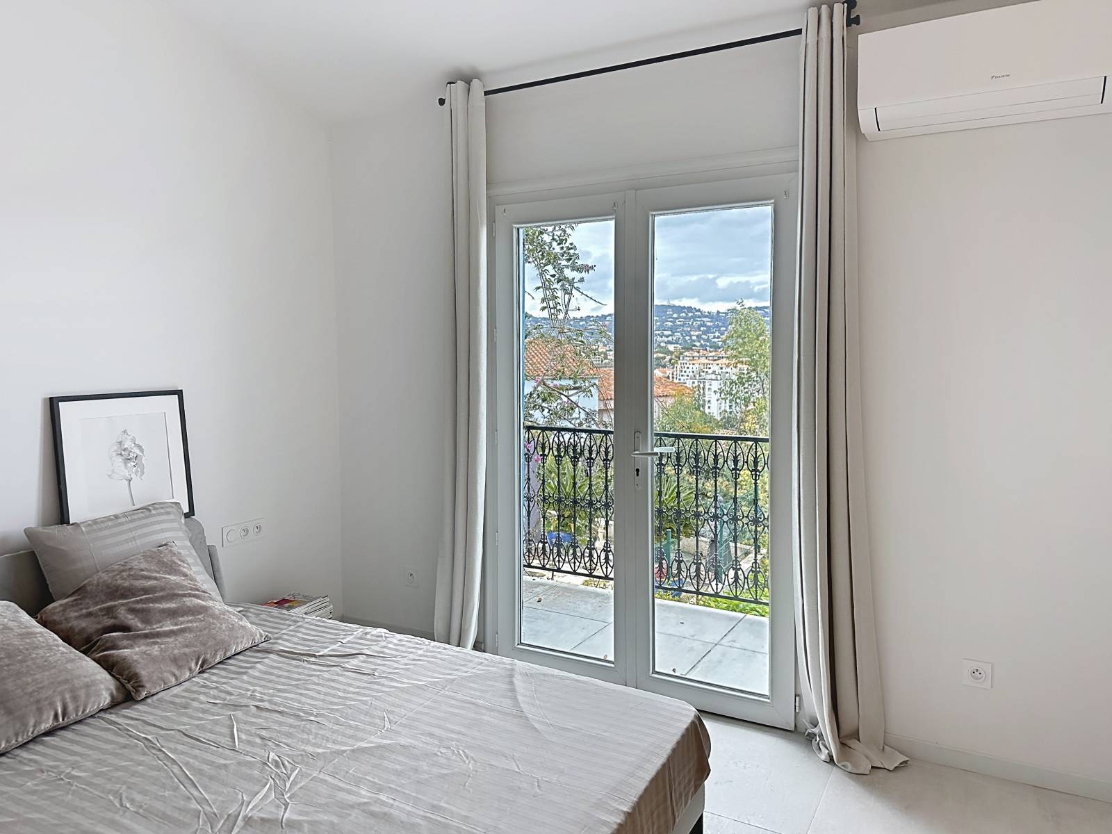 MAISON CONTEMPORAINE A CANNES A PIECES AVEC VUE MER