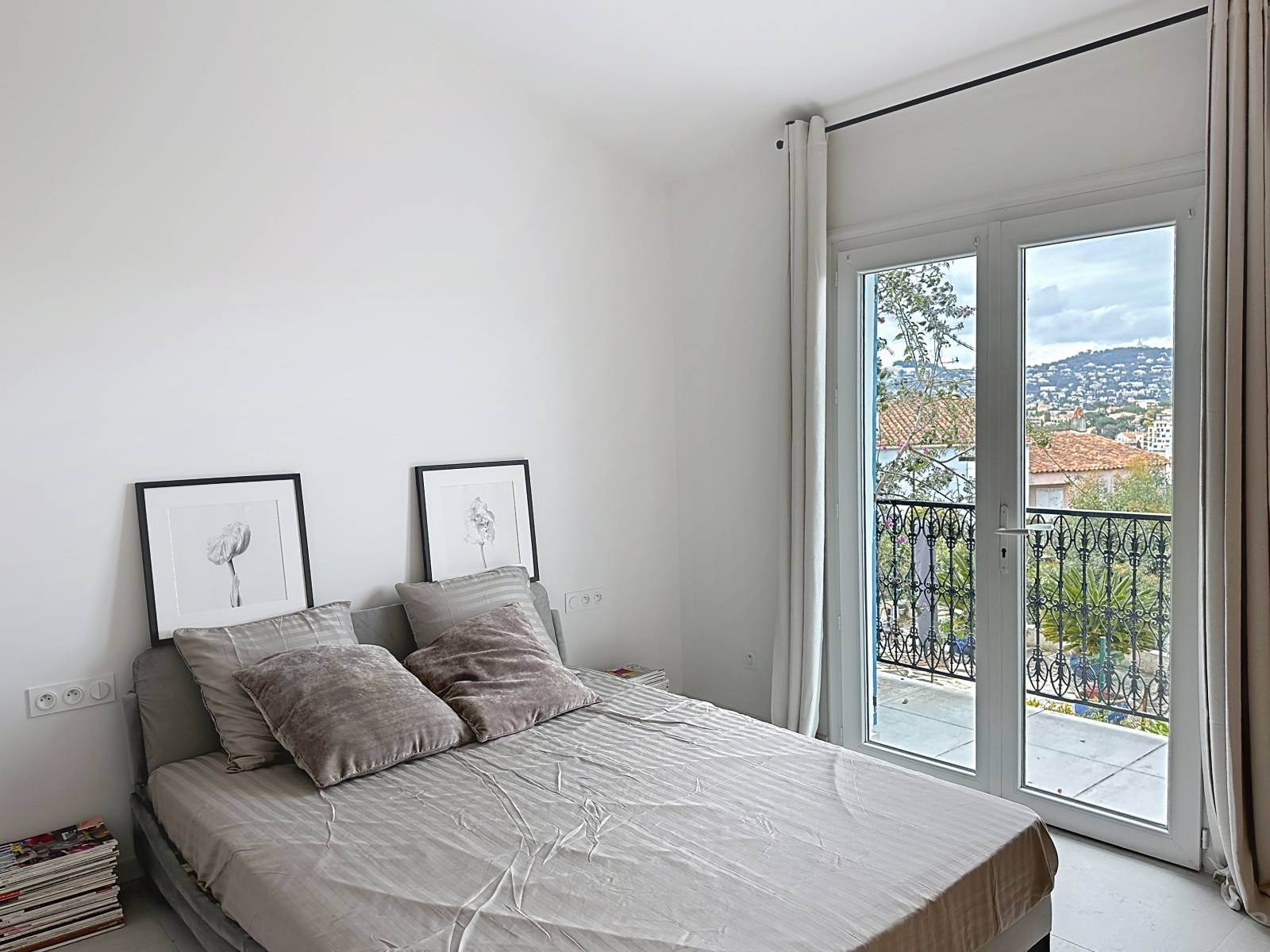 MAISON CONTEMPORAINE A CANNES A PIECES AVEC VUE MER
