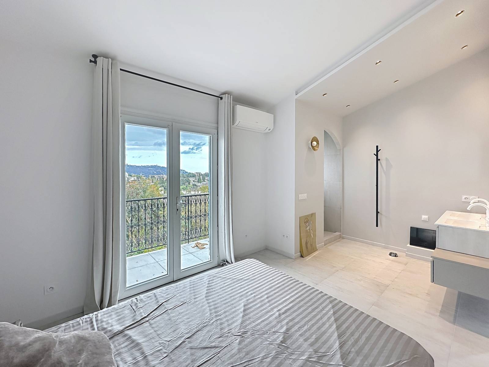 MAISON CONTEMPORAINE A CANNES A PIECES AVEC VUE MER