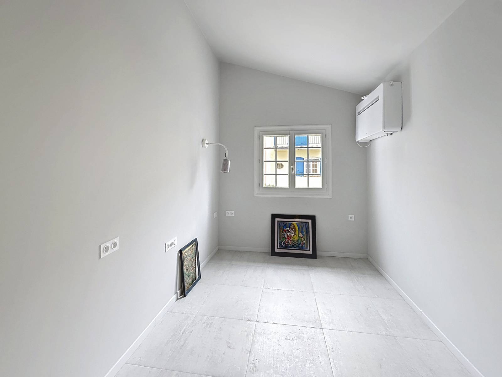 MAISON CONTEMPORAINE A CANNES A PIECES AVEC VUE MER